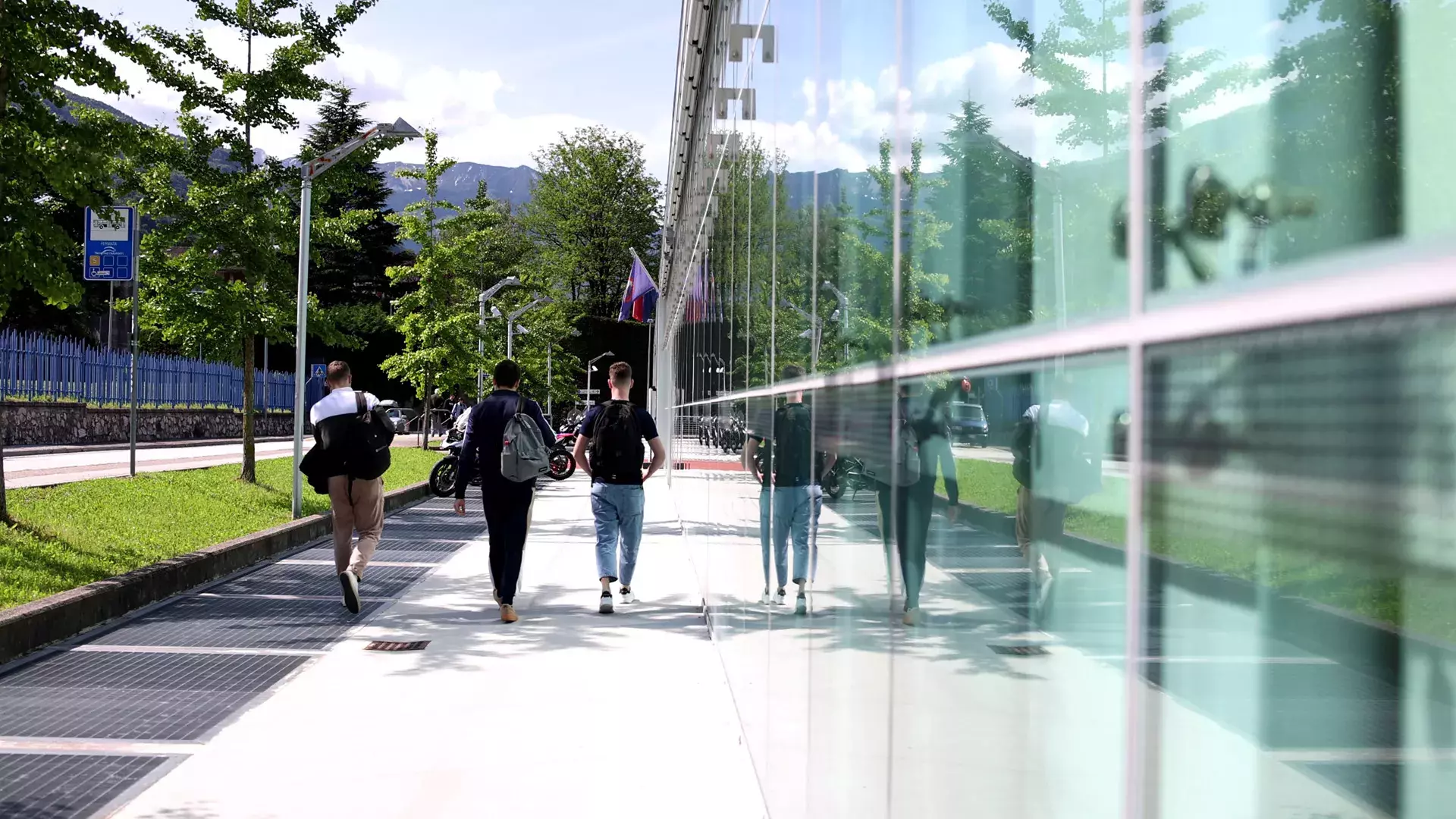 Studenti che camminano accanto alla BUR