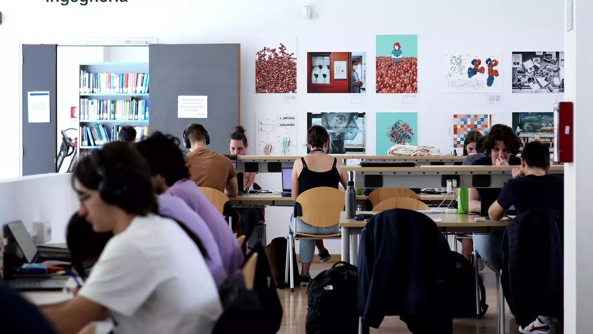 Studenti e studentesse che studiano in BUR