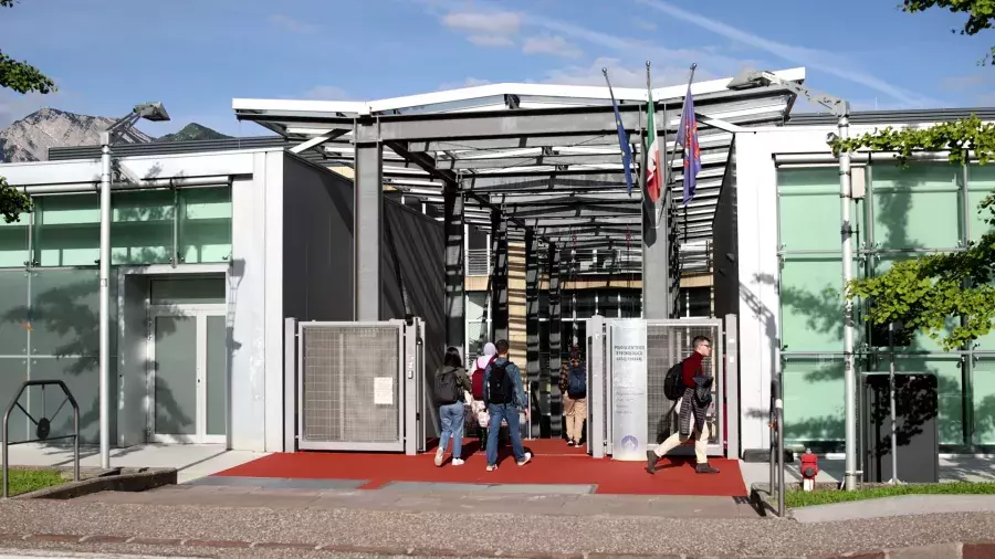 ingresso edifici Polo Ferrari