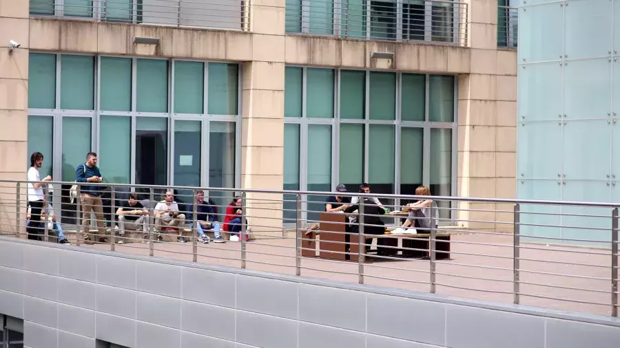 Gruppi di studenti e studentesse che parlano in cortile